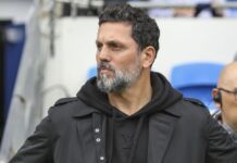 Får sparken knappt tre månader efter stora leenden och kontraktsförlängning