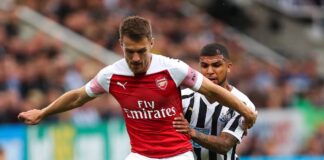 Överraskande nog river han upp kontraktet för den tidigare Arsenal-spelaren Aaron Ramsey efter bara sex matcher