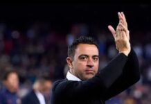 Barcelona-legenden Xavi Hernandes väntar på ett telefonsamtal från Manchester