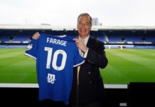 Ipswich Towns ordförande ångrar att han orsakat ”skada och oro” med Nigel Farages besök