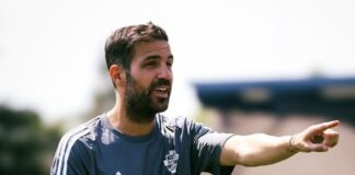 Chelsea och Arsenal håller ett öga på sin legend Cesc Fabregas