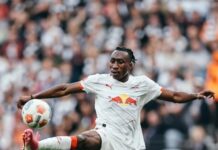 Manchester United skakar av sig en av sina konkurrenter i sommarens stora värvningskamp