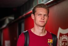 Presenterar en stor check för Frenkie de Jong!