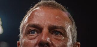 Hansi snubblar på Barcelona för att ta La Liga-titeln för andra gången i rad ”Det är inte över”