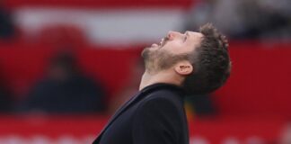 Carrick möter stark konkurrens från Premier League-tränaren som lämnar stora framgångar efter säsongens slut