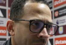 Chelsea skickar tränaren Liam Rosenior signalerar en överraskande ny strategi