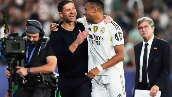 Xabi-Alonso-og-Kylian-Mbappe.jpg