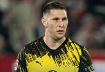 Tysk fotbollsprofil Nicolas Süle visar