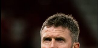 Manchester United måste lägga ut 15 miljoner pund för att byta Carrick mot en av Premier Leagues favorittränare