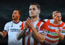 Sheffield United-legenden Billy Sharp ställer upp med en container full av fotbollsmemorabilia