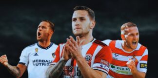 Sheffield United-legenden Billy Sharp ställer upp med en container full av fotbollsmemorabilia
