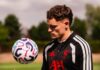 Jürgen Klopp berättar för Florian Wirtz hur han kommer att lyckas i Liverpool